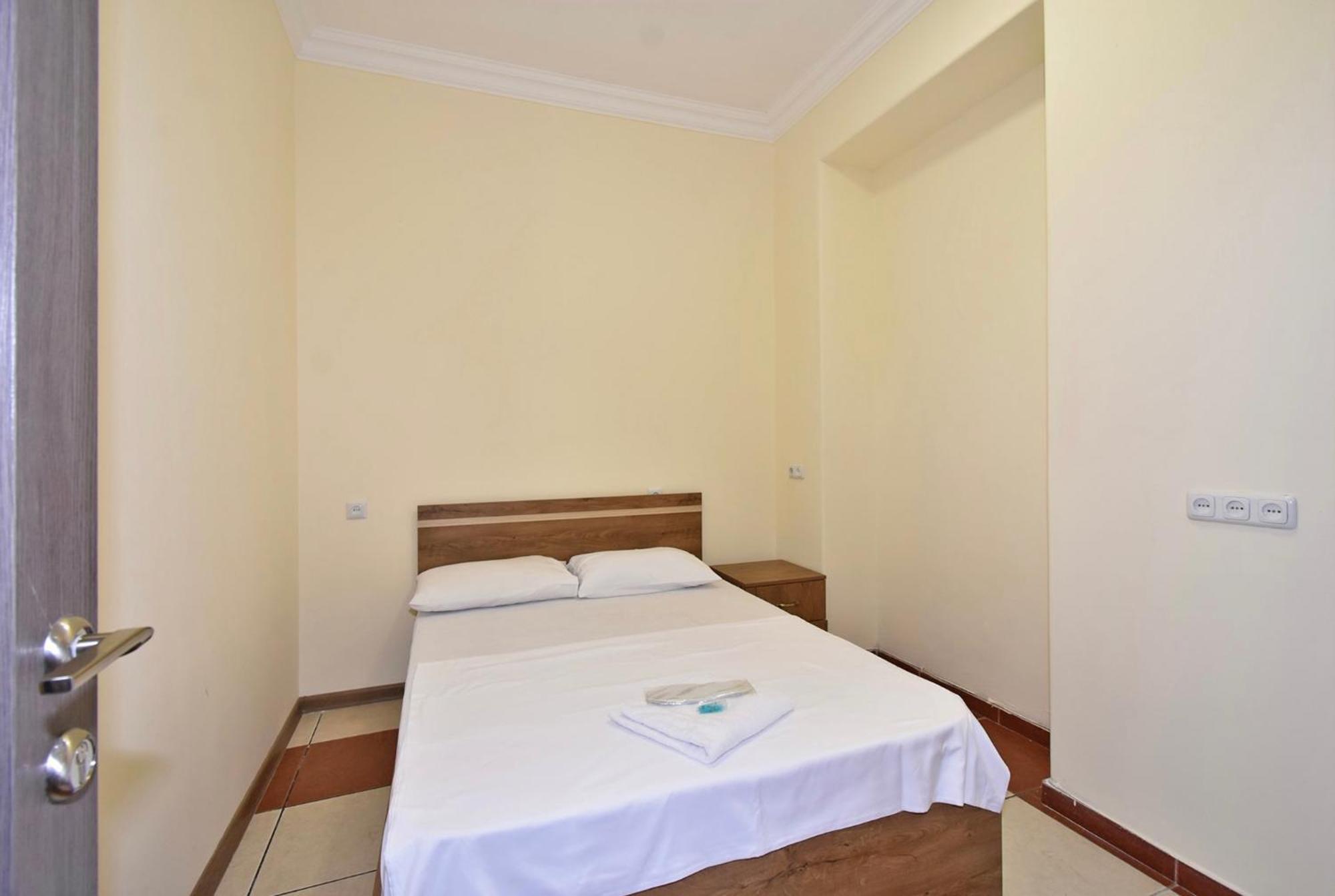 Hotel Costa Yerevan Bagian luar foto