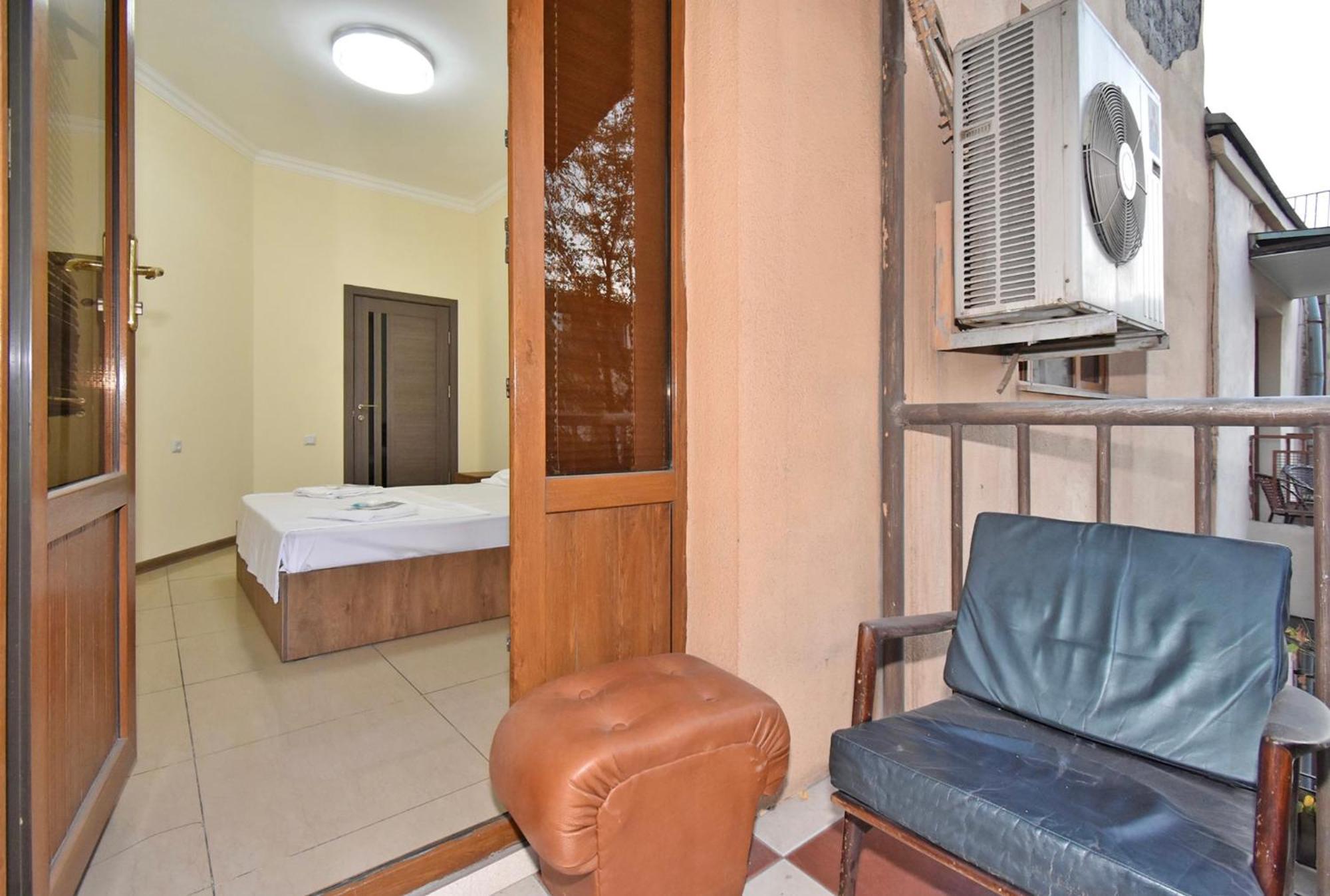 Hotel Costa Yerevan Bagian luar foto