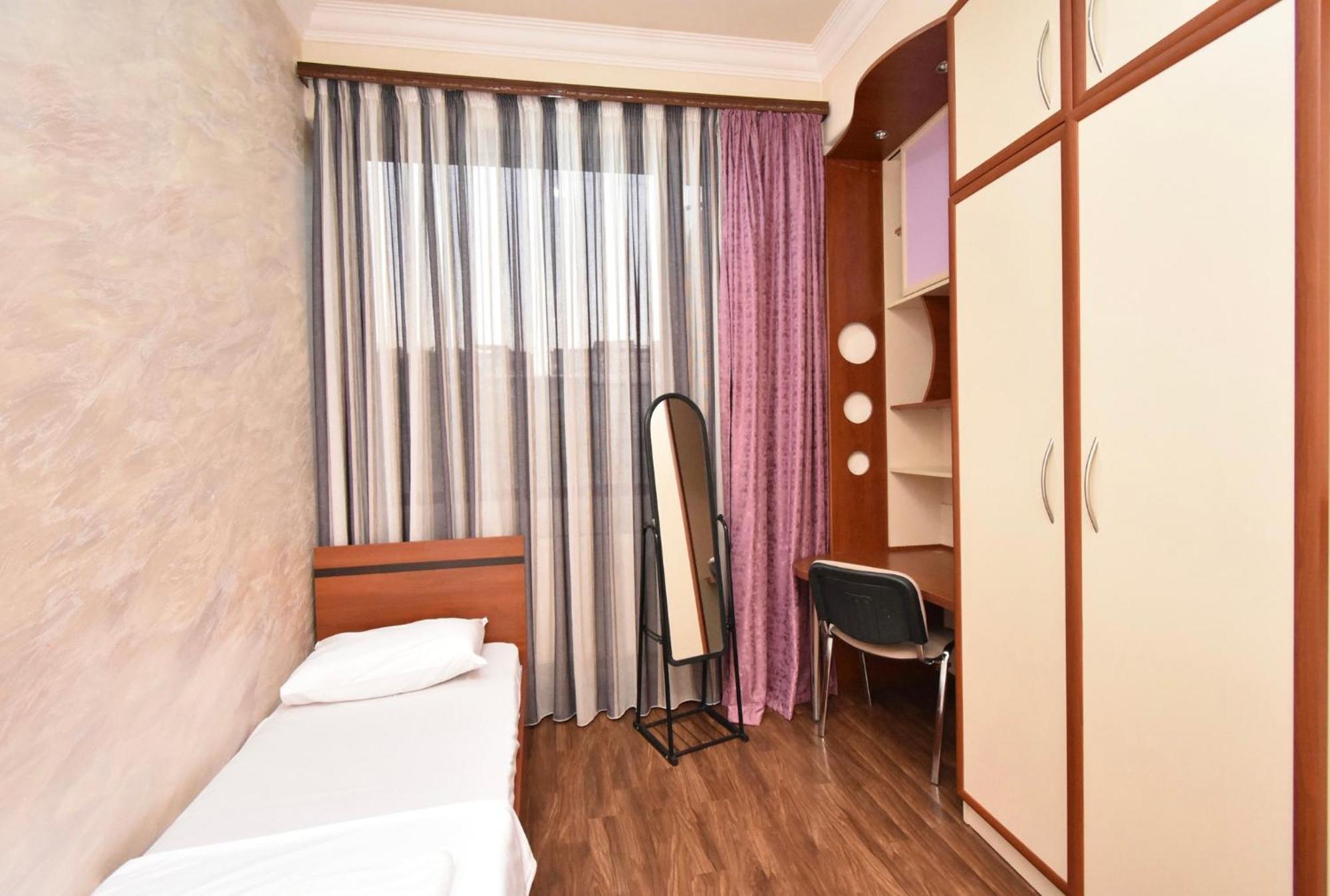 Hotel Costa Yerevan Bagian luar foto