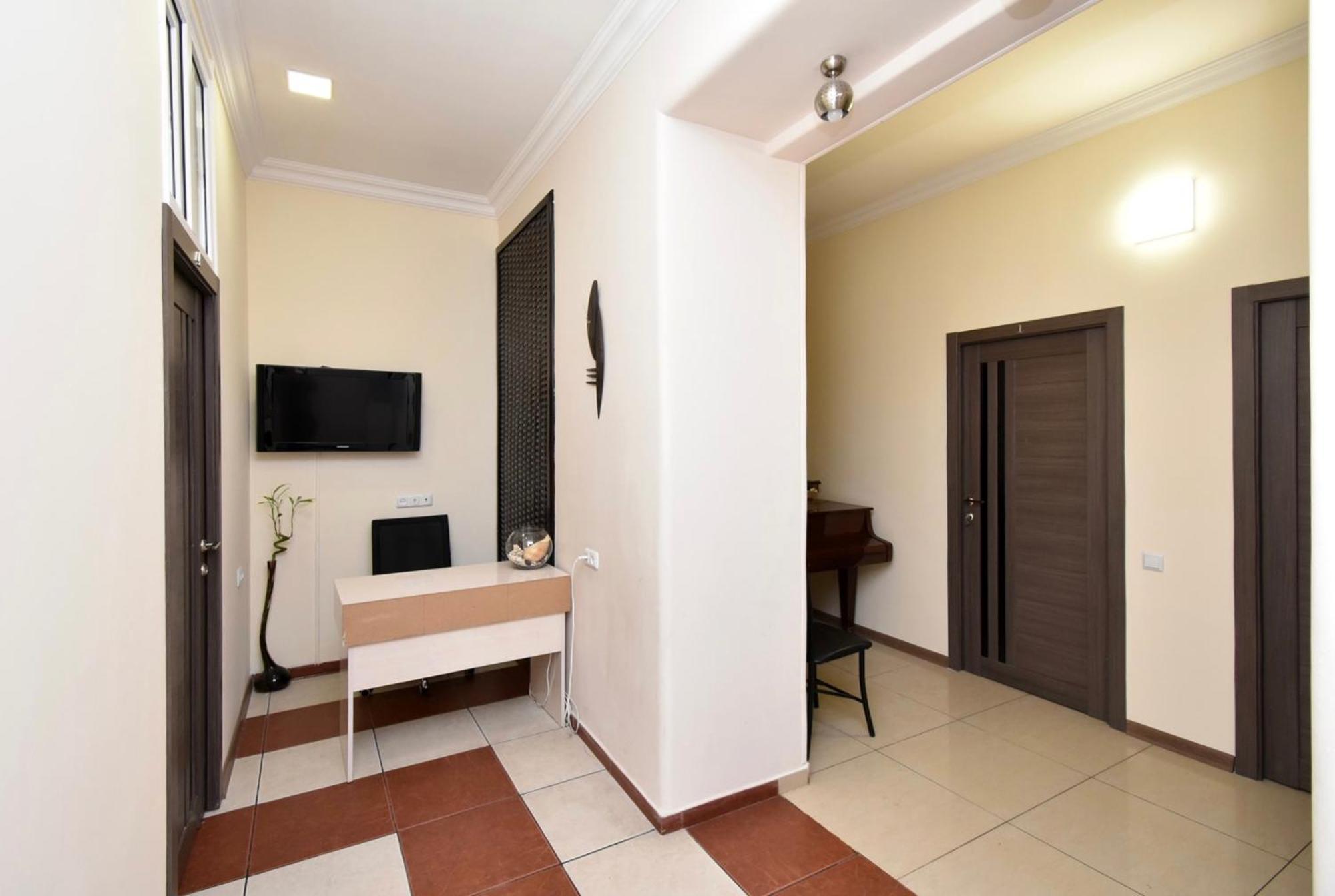 Hotel Costa Yerevan Bagian luar foto